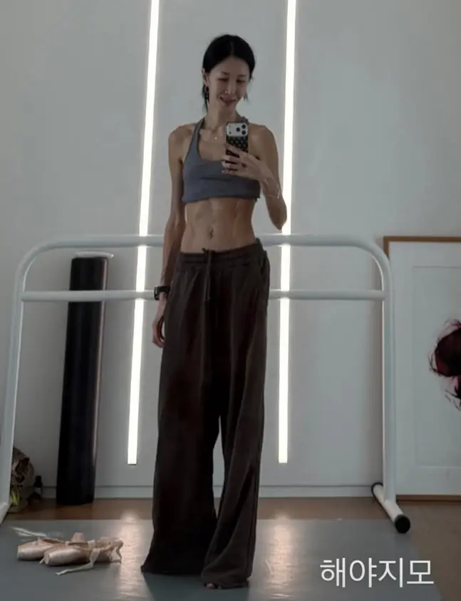 Yoon Hye-jin, Uhm Tae-woong's Wife, Shows Off Six-Pack Abs at 46...Defined Abs Revealed During Ballet Practice